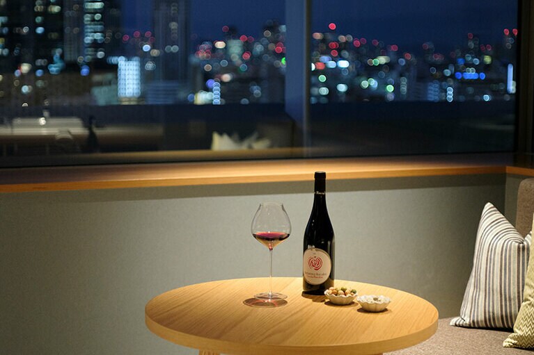 窓の外に広がる夜景が幻想的。