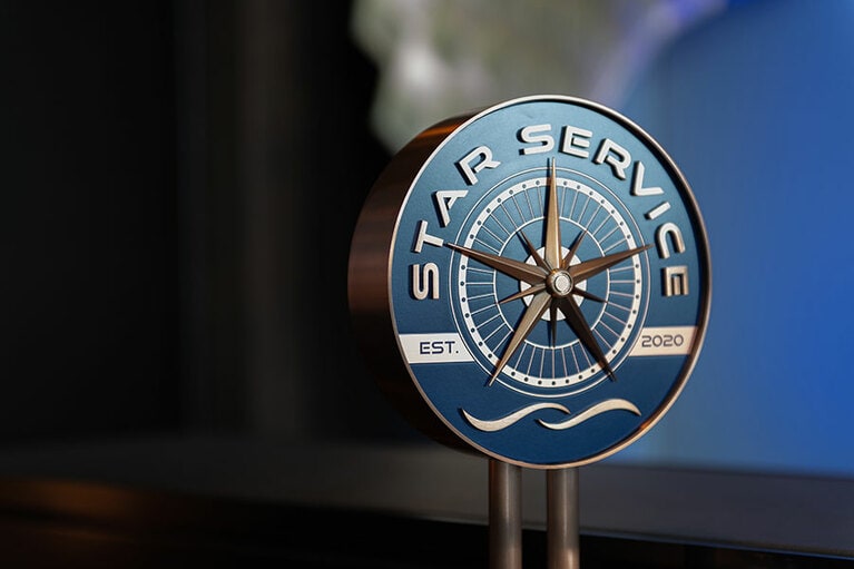 メズム東京の新しいおもてなしのシンボル、羅針盤をモチーフにした「スターサービス」のオーナメント。