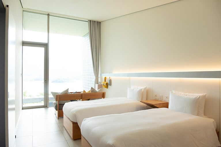 白を貴重にしたシンプルなインテリアとミニマムな設計が、眺めをいっそう美しくする。