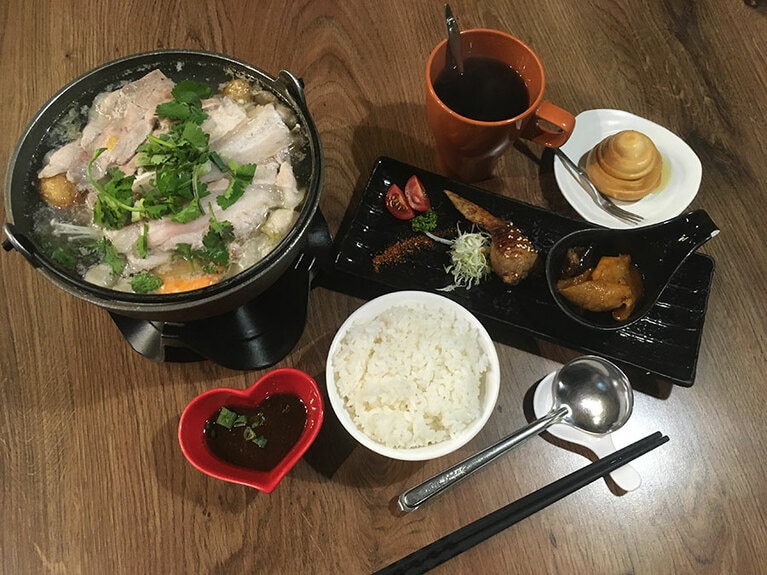 「酸菜白肉鍋セット」 380元。一人前でこのボリューム！