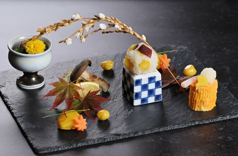 「鮪出汁の小巻玉子 染卸 はじかみ」など4品のラインアップで、実りの秋を表現したセイボリープレート。