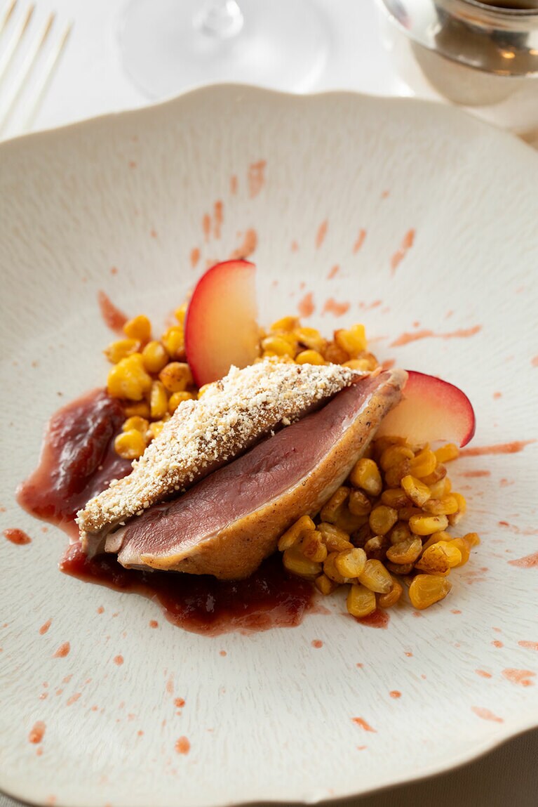 加熱調理の技が素晴らしい、丸ごと焼いた鳩料理。トウモロコシを付け合わせに。酸味の効いたプラムのソースで上質感が増す。38ユーロ。