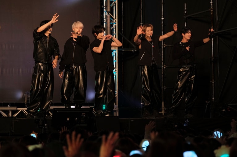 TOMORROW X TOGETHER。