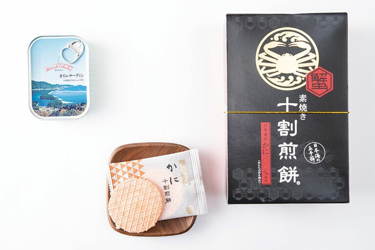 左から、橋立印 オイルサーディン(いわしの油っけ) 500円(竹中罐詰)、かに十割煎餅 1,000円(鹿野)／道の駅 舞鶴港 とれとれセンター
