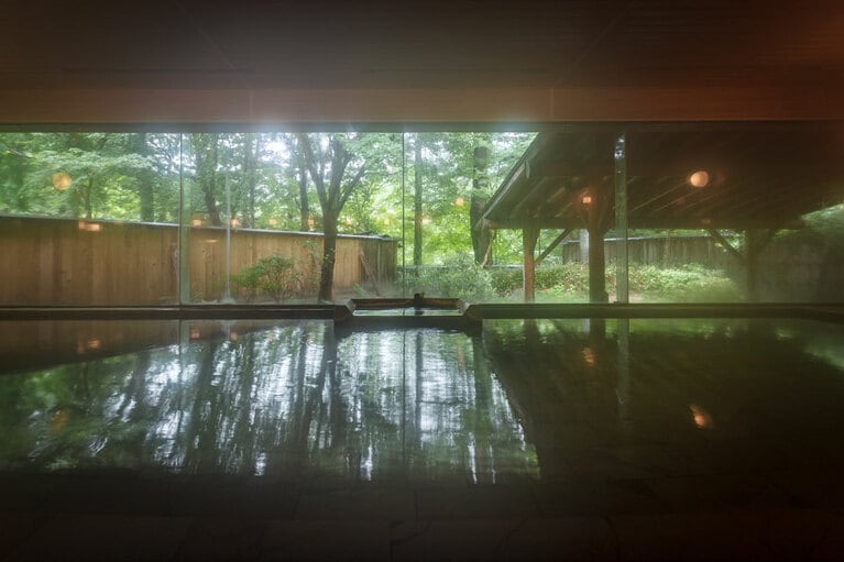 積善館「杜の湯」。四万温泉は1954年、全3カ所の国民保養温泉地第一号に。