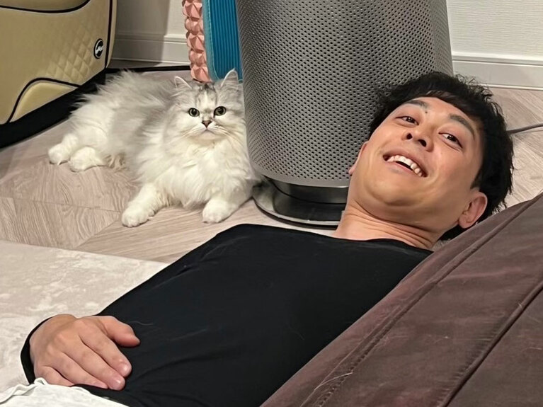 都留拓也さんと愛猫のててちゃん。