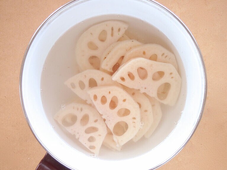 レンコンは皮をむいて5mmの厚さくらいに。水に15分さらしてアク抜きをする。