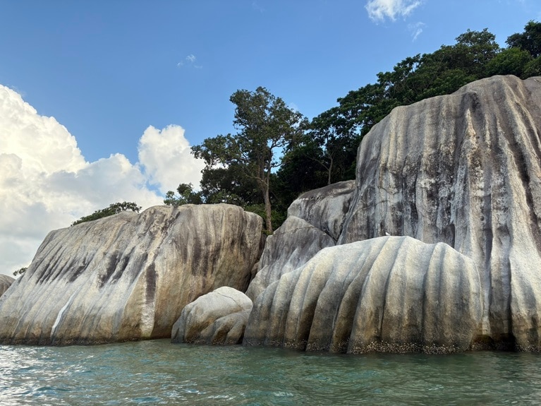 カヤックで島の裏側へ行くと、セーシェルのような花崗岩の巨岩が。