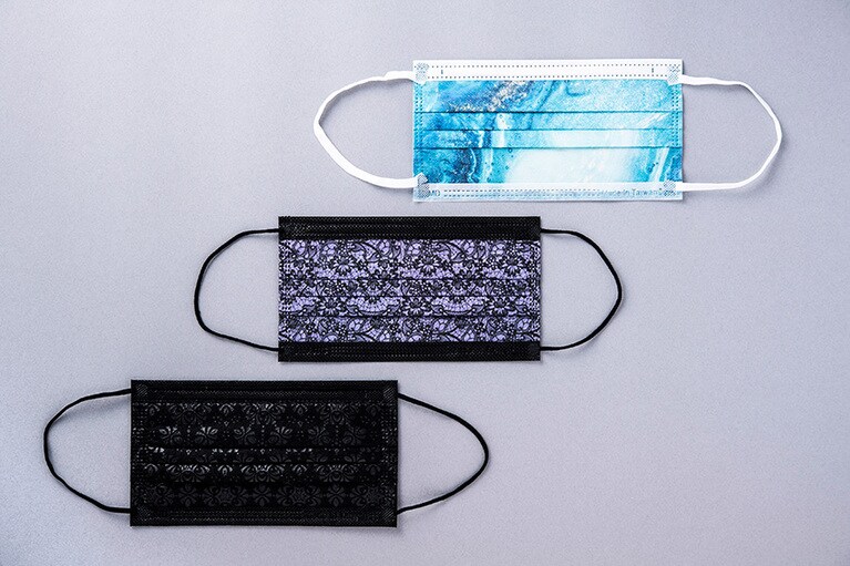 写真上：INCOME 金沙雀綠 10枚入り 199元／銀康生醫 写真中：JIUJIU「花卉蕾絲醫療款」極光紫蕾絲(パープルレース) 5枚入り 日本販売価格548円(税込み)／OCTAVO 写真下：黒暗騎士 50枚入り 499元／聚泰科技