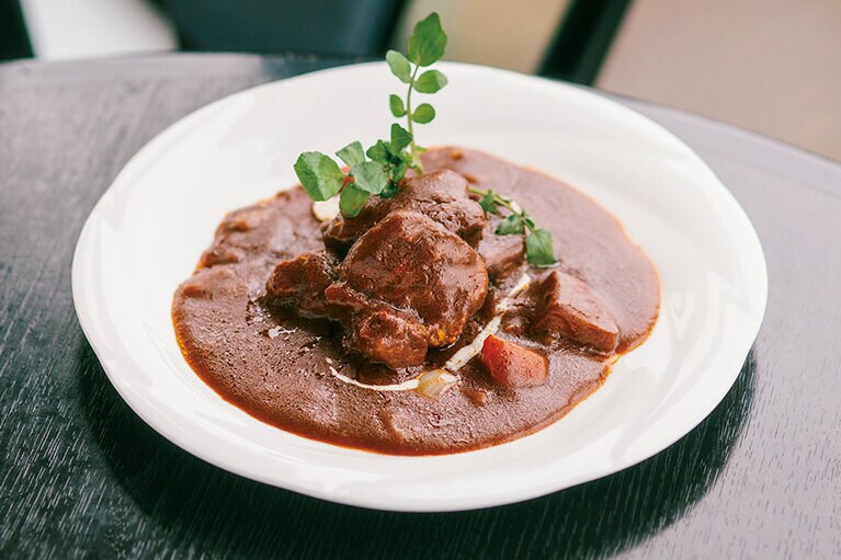 「れんが屋特製ビーフシチュー」 2,800円。ライスまたはパンがつく。和牛のバラ肉をとろとろになるまで煮込み、たっぷりのたまねぎ、じゃがいも、にんじんも添えられている。