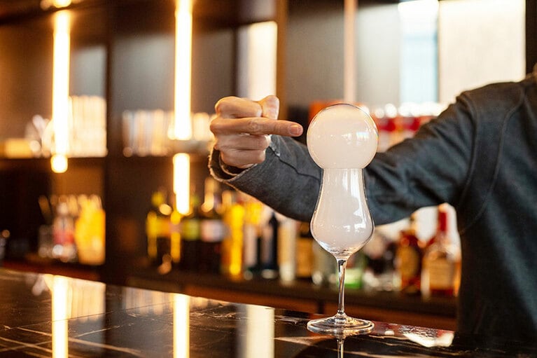 バブルガンで作ったぷるんとした泡をグラスの上にのせます。