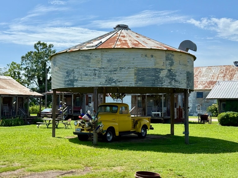 ハイウェイのすぐ側に位置しており、車で立ち寄って写真を撮って帰る観光客も多いのだとか。