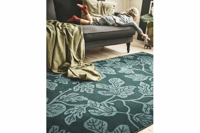 イチジクの葉のデザインと深みのあるグリーンで洗練された印象に。ヒルディガルド ラグ パイル短 4,999円。