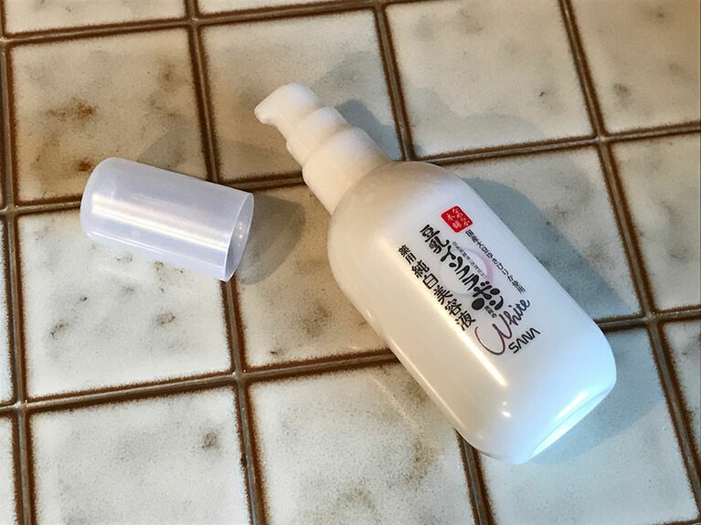 中身はとろんとした白濁のジェル。化粧水、美容液、乳液の3役を兼ねてくれるので、時短したい時にも便利。