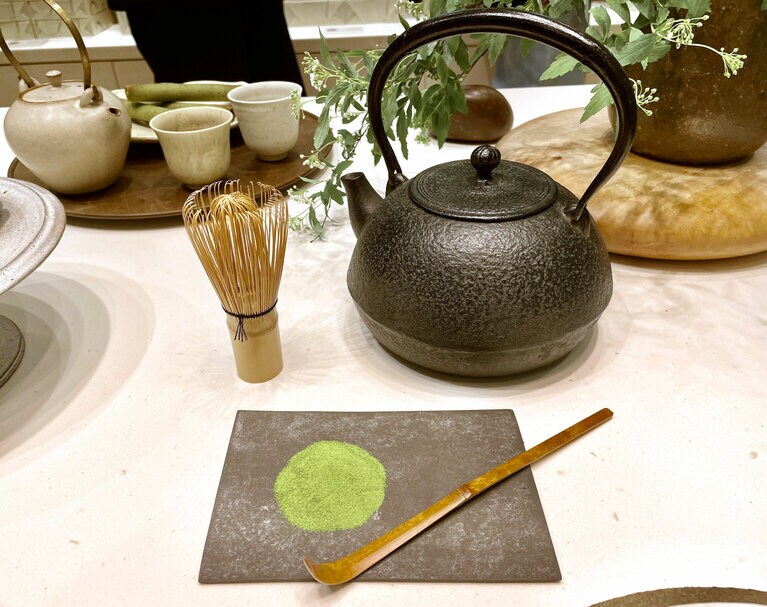 毎年変わらない味を届けるために、茶葉は丁寧に合組されています。