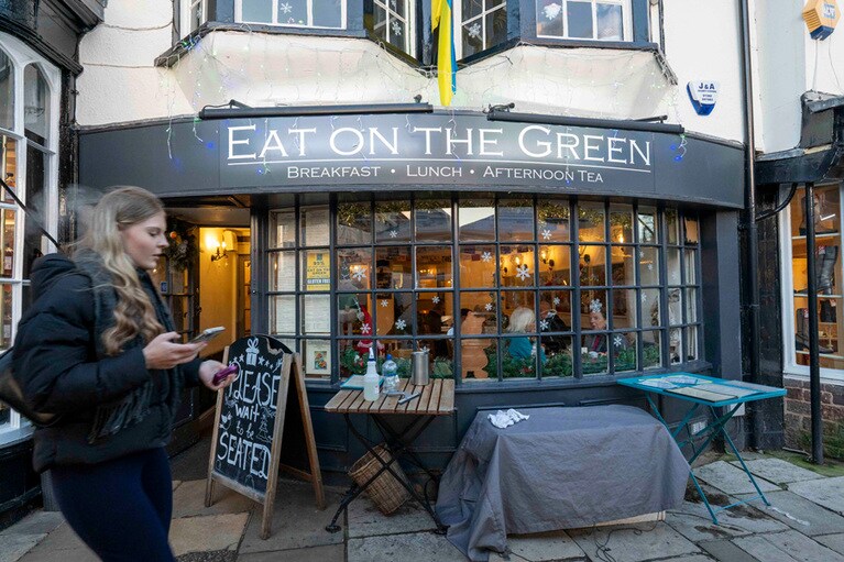 晴れた週末には、外のテーブルが満席になる地域の大人気店。