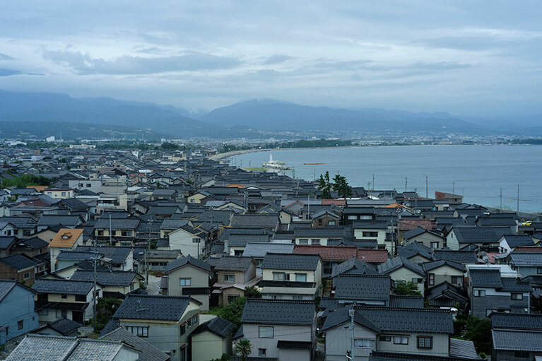海没した新治神社の創建は天智天皇の御代に勧請されたのが始まりと伝えられている。