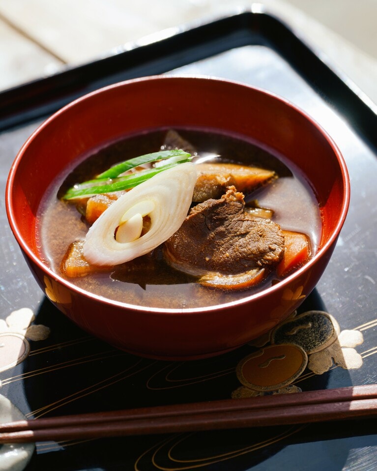 コクの深い味噌汁は絶品。さまざまな料理にぜひ。1泊2日コースでは、山奥の農家を訪ねての「五斗味噌づくり体験」も用意。仕込んだ味噌は、後日、自宅に配送してくれます。