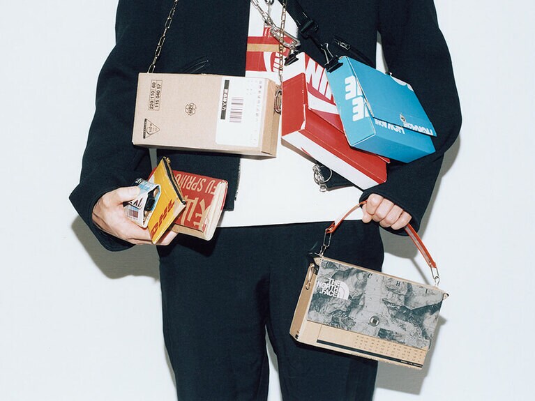 名刺入れ 5,000円、バッグは試作品。「ダンボールは外でも使う想定なのでかなり丈夫。元のデザインの生かし方を考えるのが楽しい。」(島津さん)