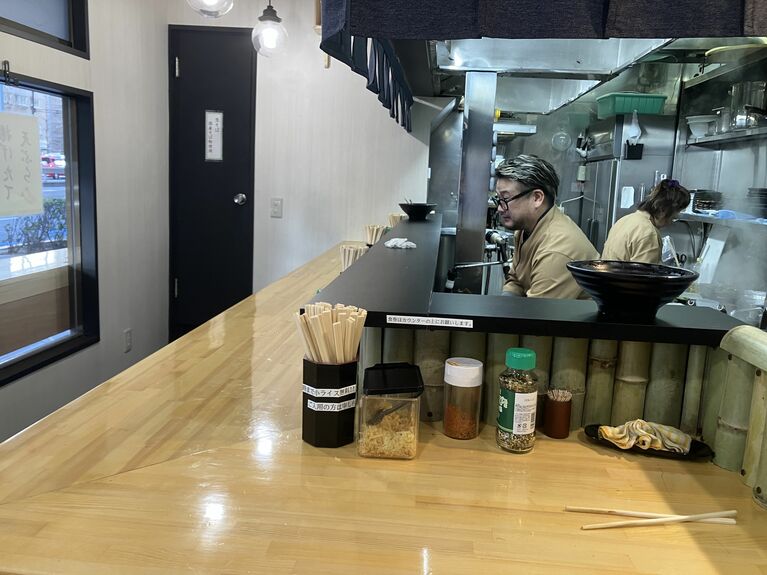 8人位のL字カウンターの立ち食いスタイル