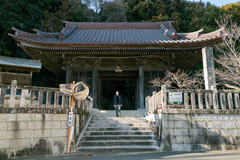 山門をくだると、目の前をゆっくりと会津川が流れていた