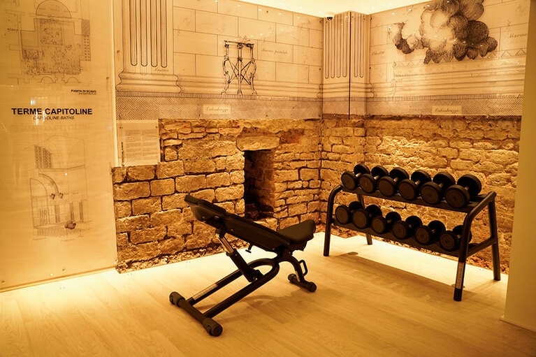 ジムには工事中に発見された古代ローマ遺跡が。なんとテルメ跡だったそう。