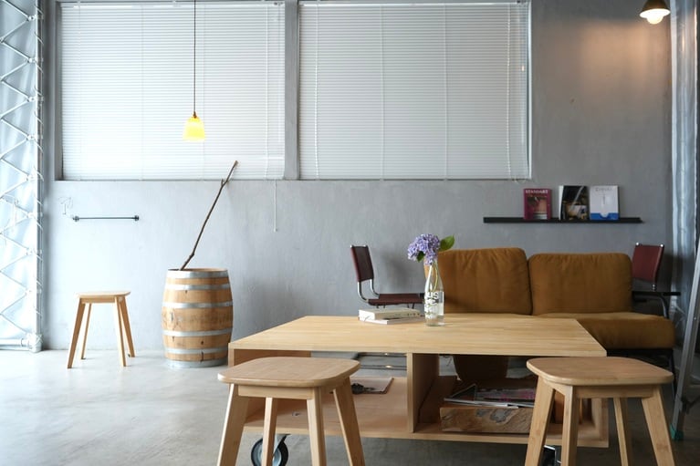 ミーダリー入り口には洗練されたカフェ空間が広がる。