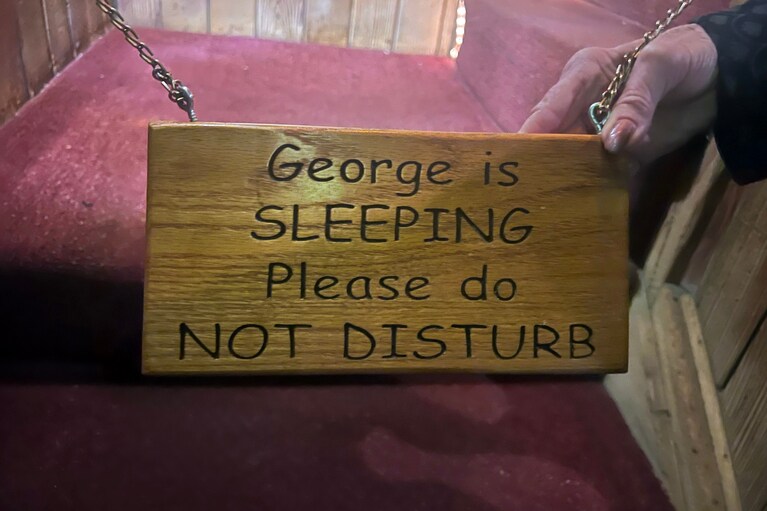 2階へ続く階段にはこの看板が。2階から物音が聞こえたら、ジョージの仕業かも!?