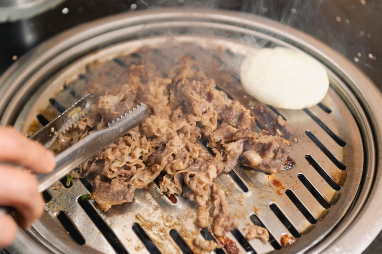 本家では全卓に炭台を備え、炭火でじっくり焼き上げるのもおいしさの理由。