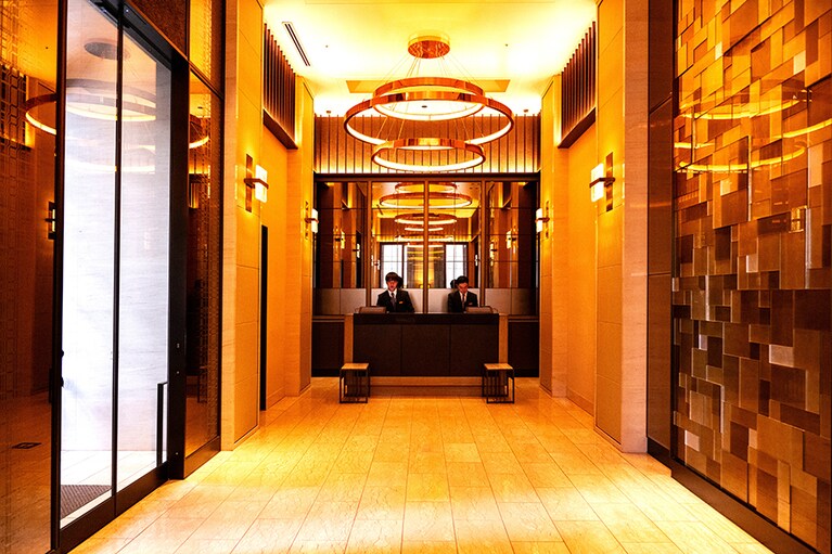 ウォールアートとシャンデリアに彩られたフロントエリア。