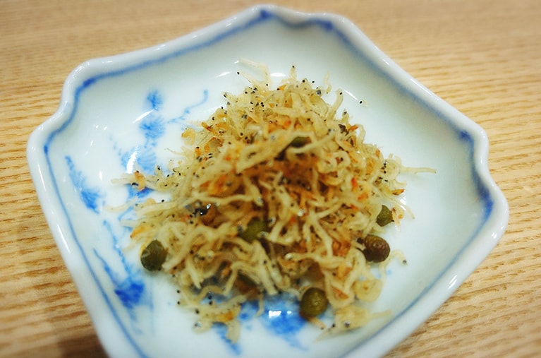 自家製のおじゃこも出てきた。困った、ごはんがノンストップになるではないか。