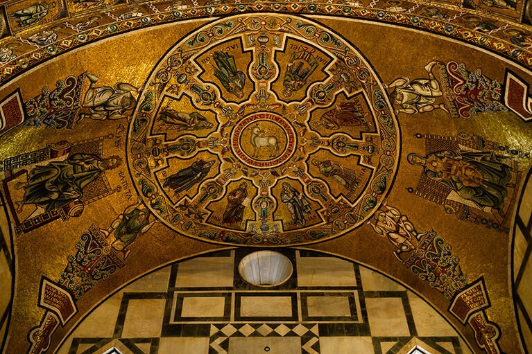 こちらは、クーポラではなく、東側に張り出した後陣の天井部分のモザイク画。モーセ、アブラハム、イサクなど、8名の聖人が描かれている。