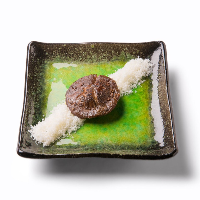 ネギとにんにくでくつくつ煮込んだ、パンのすすむ一品。アンチョビの数倍も旨み成分を持つ、こんかさばを漬けた糠が隠し味。