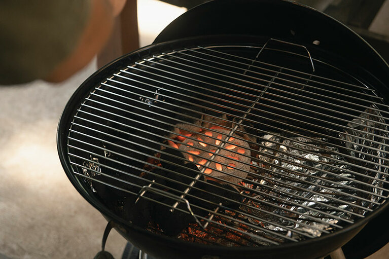 バーベキューといえばおなじみの、ウェーバーのグリル。フタがついているので、蒸し焼きにしたり燻製料理を作ったりすることもできます。