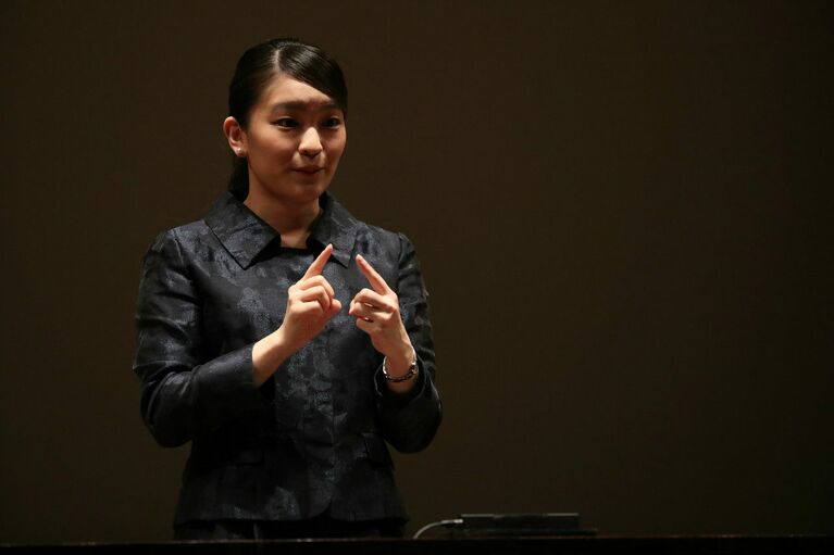 手話を使ってあいさつされた眞子さま（当時）　©JMPA