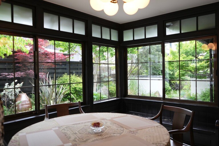 かつて応接室として使われていたお部屋でいただく。