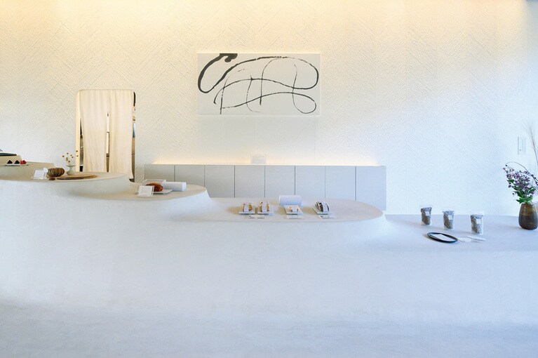 白いアートのような店内。