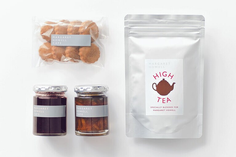 やさしい味わいの 紅茶とスイーツ。紅茶 1,111円、ビスケット 463円、ジャム各602円／マーガレット・ハウエル カフェ