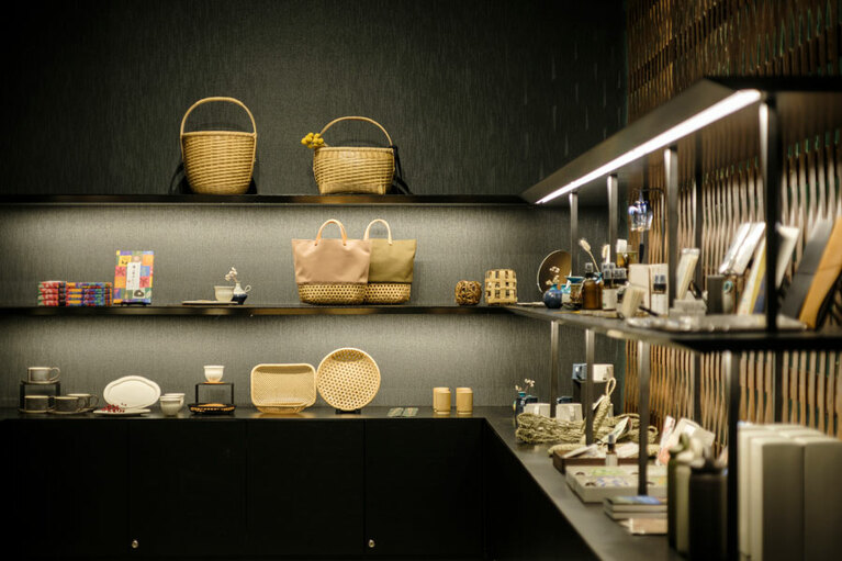 ショップには、ご当地の伝統工芸や、由布院ならではのお菓子、香りグッズなどがズラリ。