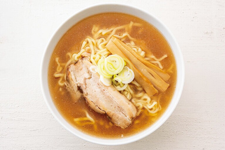 レンチンで手軽に本格喜多方ラーメン。河京の喜多方ラーメン レンジ麺(醤油)〈1食(半生麺105g、醤油スープ35g、チャーシュー・メンマ33g各1)〉486円。