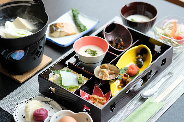 朝食は佃煮や珍味、しびれる酸っぱさの梅干しなど、ごはんが進むおかずがあれこれと。