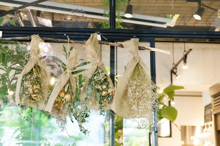 入り口前にずらりと並べられたグリーンやミニブーケ。