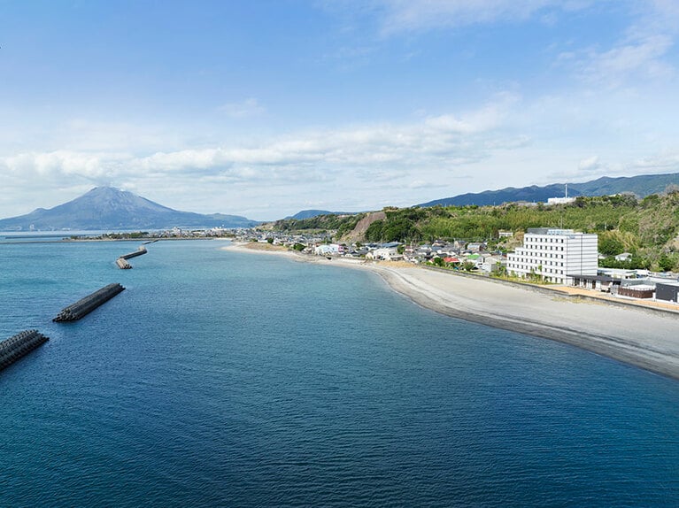 垂水では、雄大な桜島を目の前にマリンアクティビティが楽しめる。