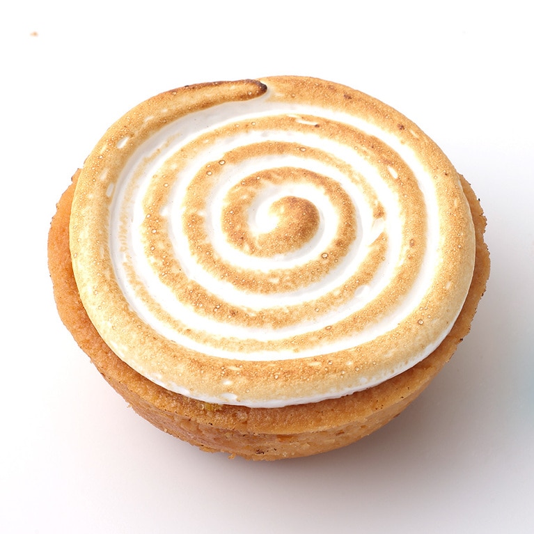 タルト・シトロン 370円。酸味がくっきりしたレモンのアパレイユ(液状生地)を流して焼き、上にメレンゲを絞って焦げ目をつけたタルト。