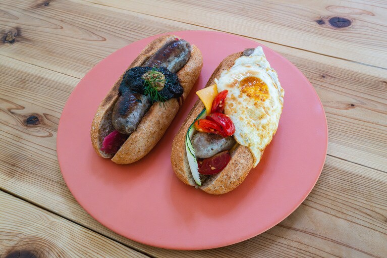 名物のホットドッグ。左から／蓼科ジビエ1,400円、ニュージャージー1,200円。