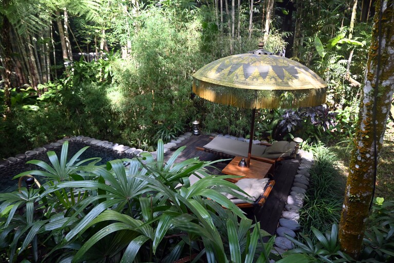 全室にプライベートプールが。地形に合わせて、テントごとにレイアウトは変わります。