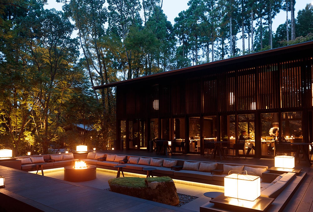 バータイムにはライトアップされた庭を眺めながら、“アマン京都シグネチャーカクテル”やシガーを楽しめる。