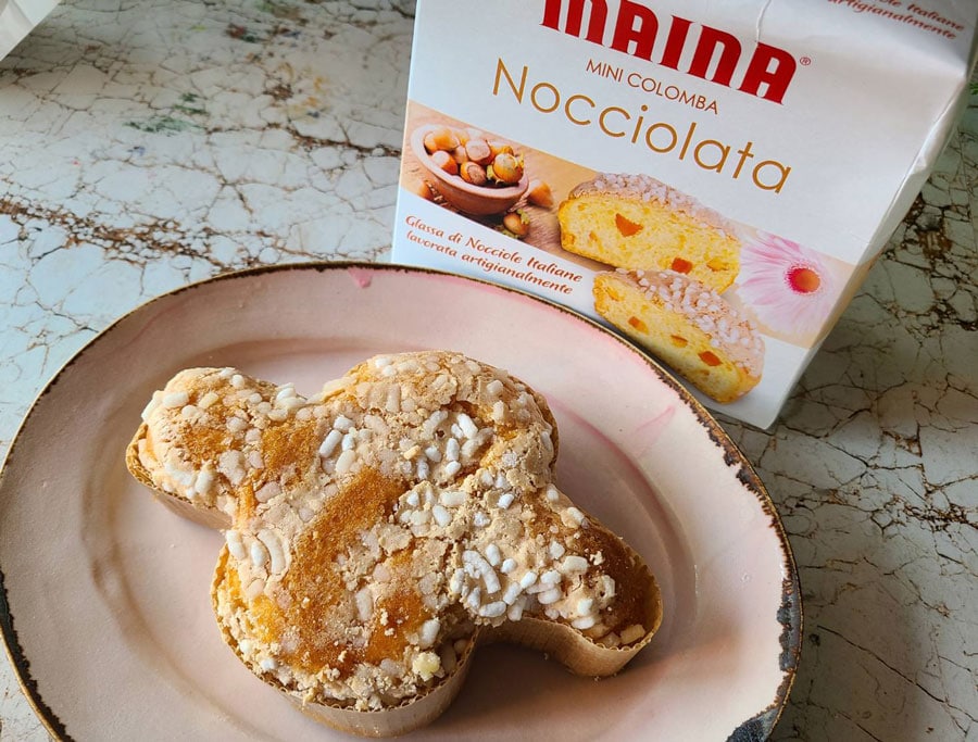 ほぼイタリア全土で必ず食べる鳩の形をかたどったお菓子「コロンバ」。言われなければ鳩に見えませんが、どのお菓子屋さんでもこの形が定番。