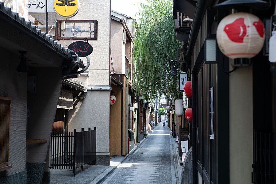 高瀬川沿いにある、京都五花街のひとつ先斗町(ぽんとちょう)。千鳥の紋章が目印。