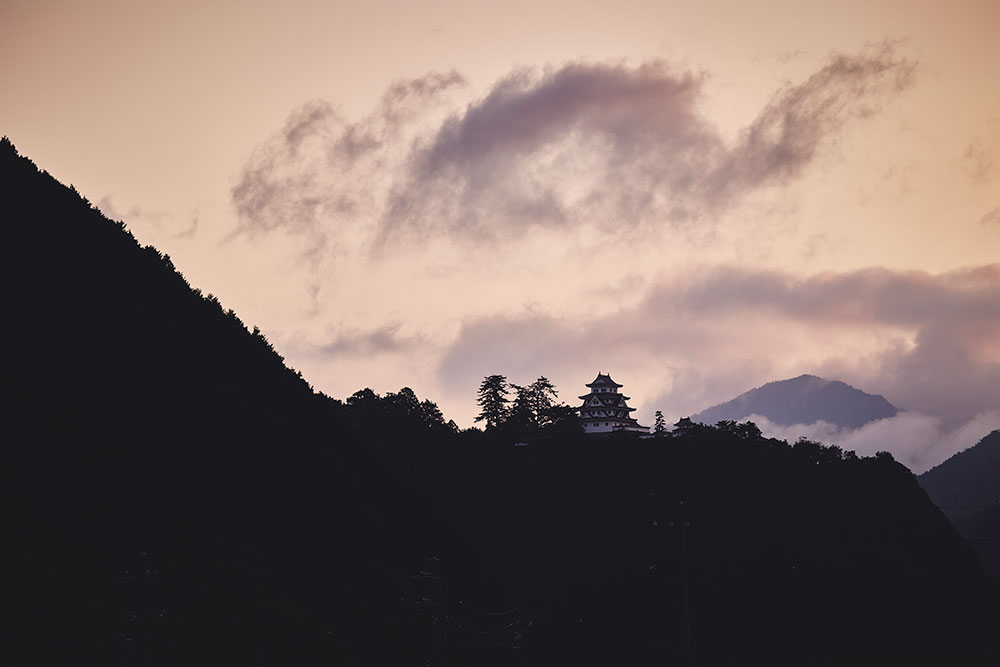 幻想的な朝焼けの空に浮かびあがる郡上八幡城。